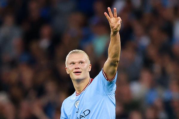  哈兰德戴帽助曼城取胜，蓝月亮继续领跑积分榜  