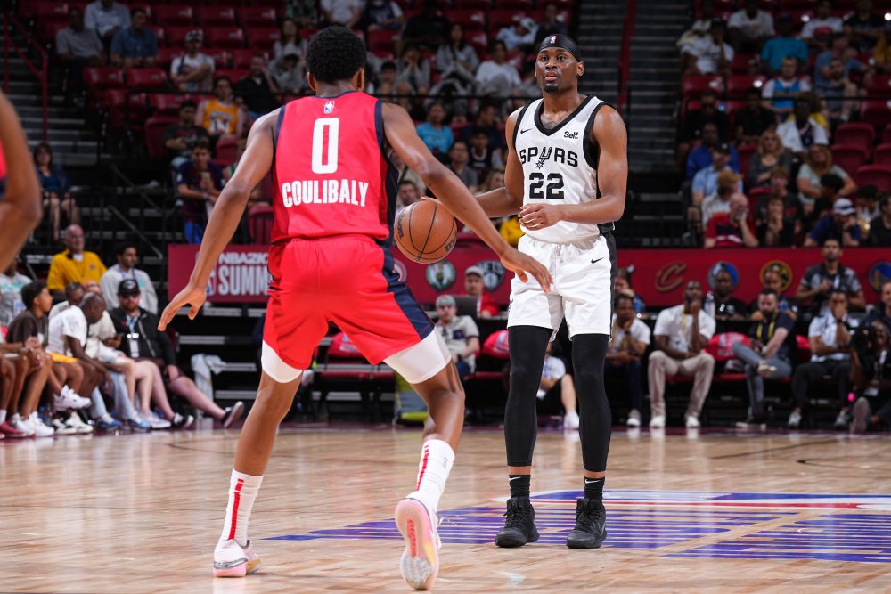  文班亚马盖帽创新高，马刺主场力克爵士